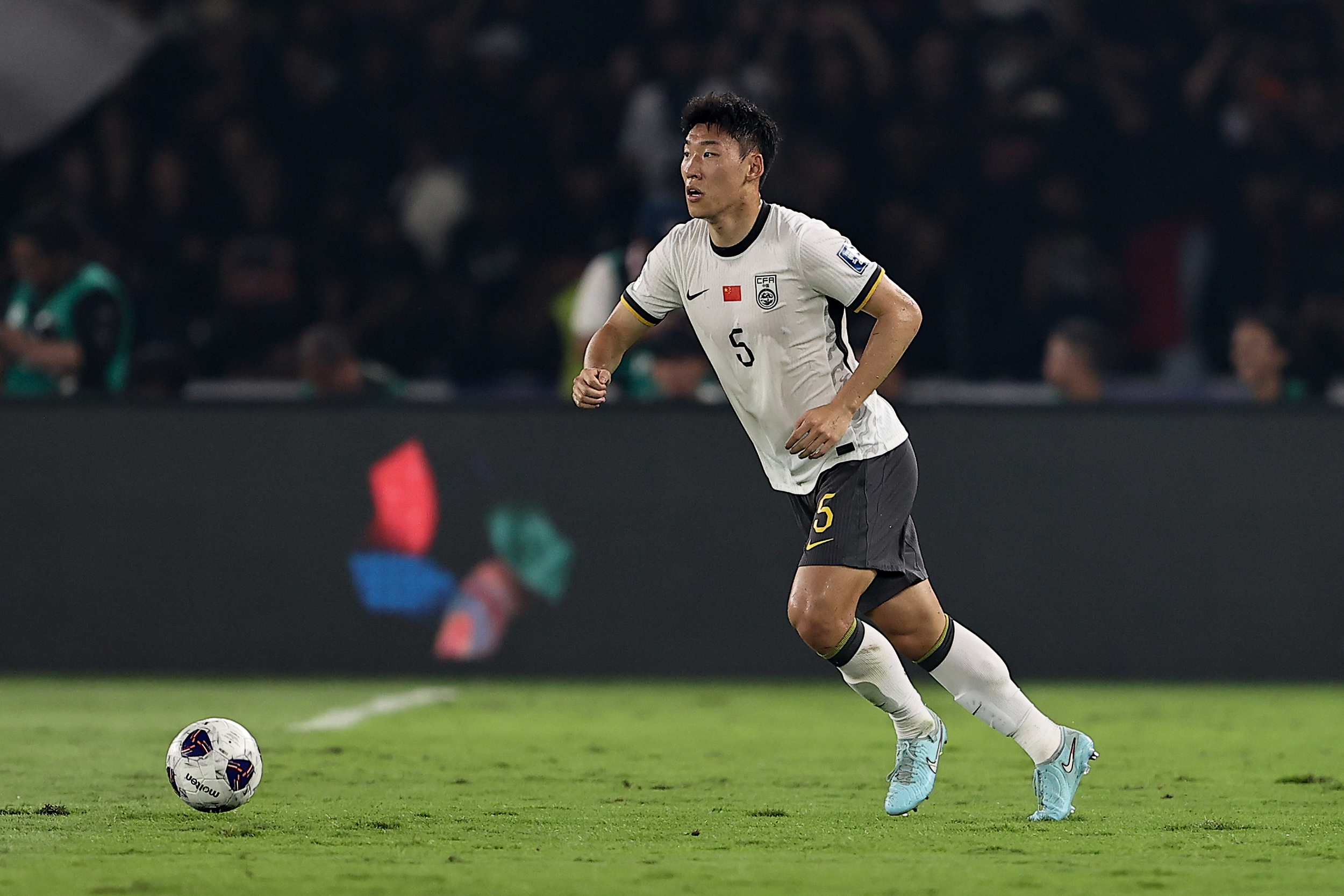 媒体人批评朱辰杰：被换下还慢悠悠往下溜达，正追分呢